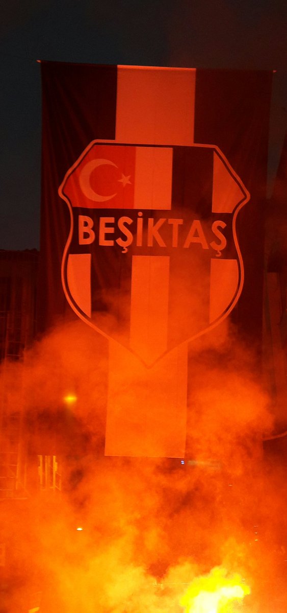 Gölgen üzerimizden eksilmeyecek.. Şanlı Beşiktaş..