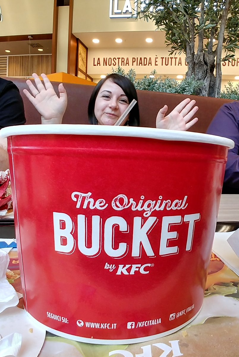 Fains93's tweet photo. @kfc chicken!! #kfc #freechickenplease https://t.co/ckusX71E6A