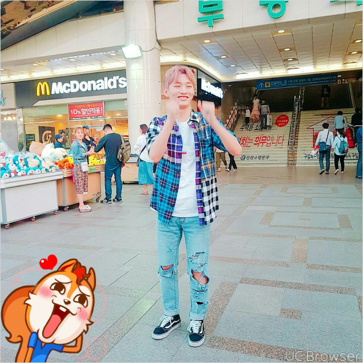 Ongboy95's tweet photo. 이거 뭐하는걸까.. 카메라 있었다는거 보면 인지도 테스트 아닌가 싶기도... 누가 OOO! OOO아! 하고 말하면 종료하는거... 왠지 인지도 테스트 같은게 에케비가 예전에 저런거 했는데, 안주녕이 프듀에서 에케비가 한거 존나 배껴서 더 의심감.. https://t.co/oemrxQ1wEz