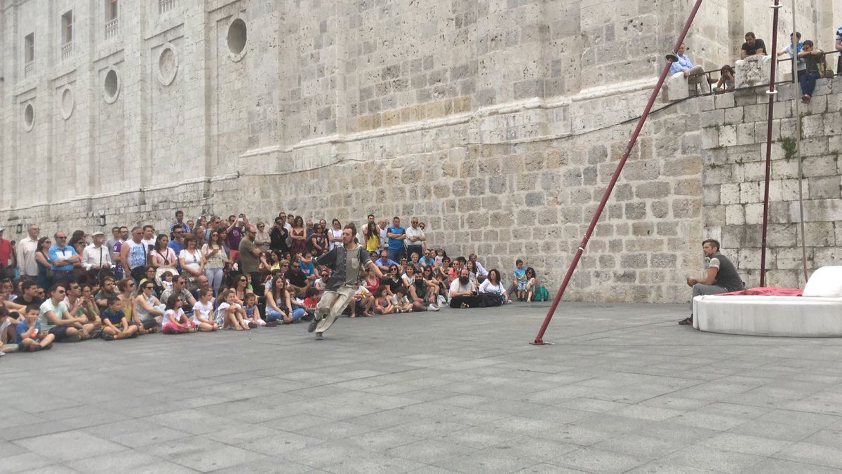 Con <a href="/trasPediante/">trasPediante</a>, Frères Troubouch y <a href="/CompaniaIO/">Compañía IO</a> arranca la jornada de sábado del #TACVLL2017 :) ¡Que siga la fiesta! ¡Y que viva el circo!