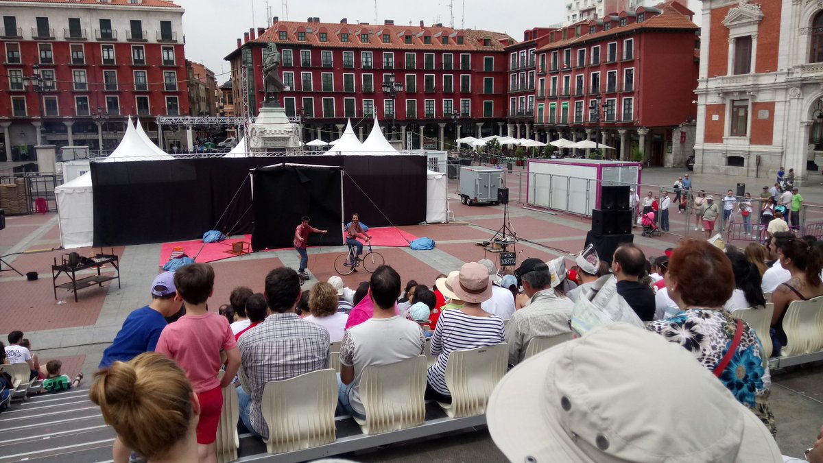 tacVLL's tweet photo. Con @trasPediante, Frères Troubouch y @CompaniaIO arranca la jornada de sábado del #TACVLL2017 :) ¡Que siga la fiesta! ¡Y que viva el circo! https://t.co/63wGj5m8HZ