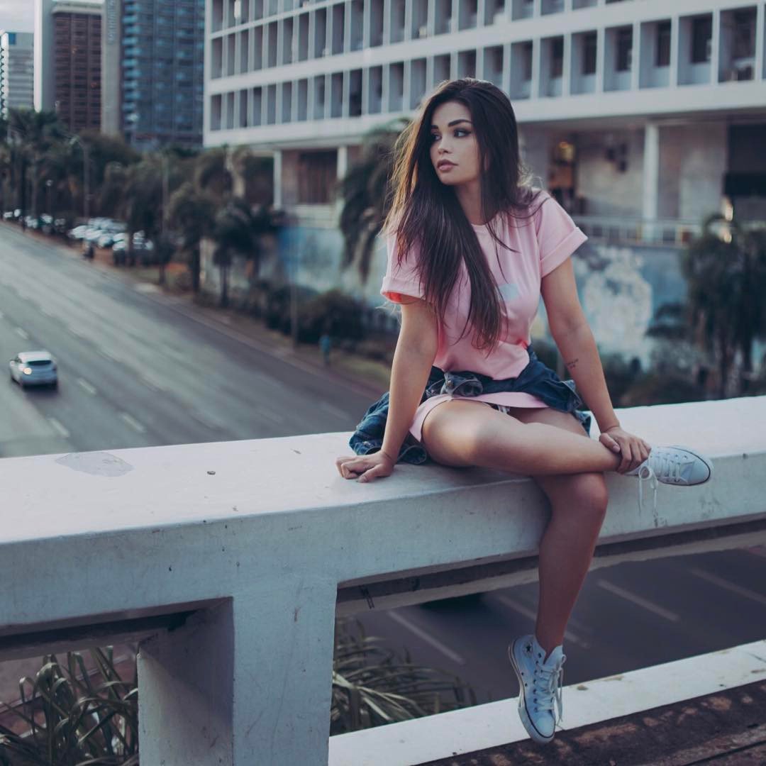 "I'm misused, misconstrued
I don’t need to be saved
Miss slighted, I mind it
I'm stuck in the rain anekatips"

¿RT para renovar tl?