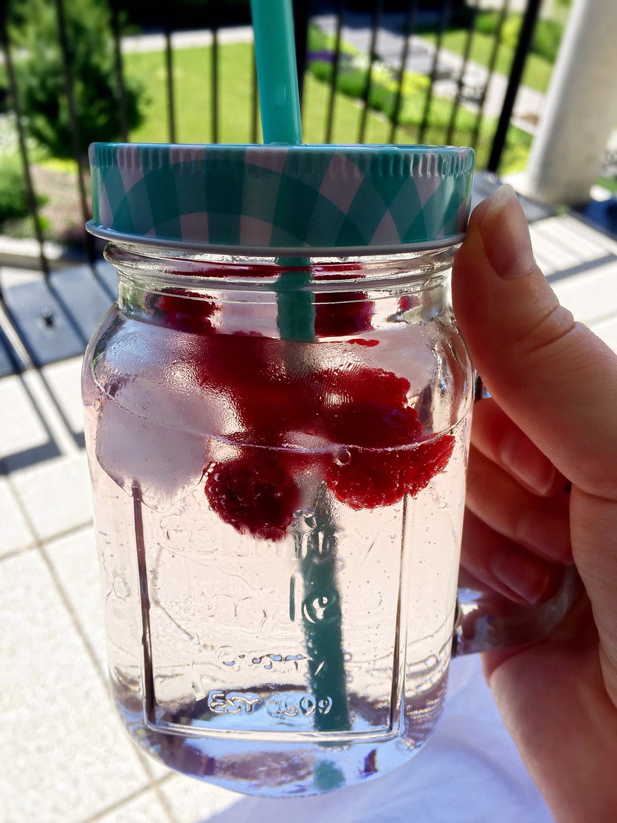 Tyraphine A Twitter Den Heissen Mit Meinem Liebsten Sommerdrink Geniessen Bacardi Razz Mit Sprite Und Extra Himbeeren So Kann Man Den Geniessen T Co 791hehifgn