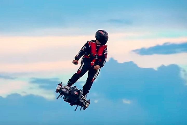 Полет человека видео. Фрэнки Запата летающая доска. Летающая доска Flyboard Air. Летательный ранец. Ранец для полета человека в воздухе.