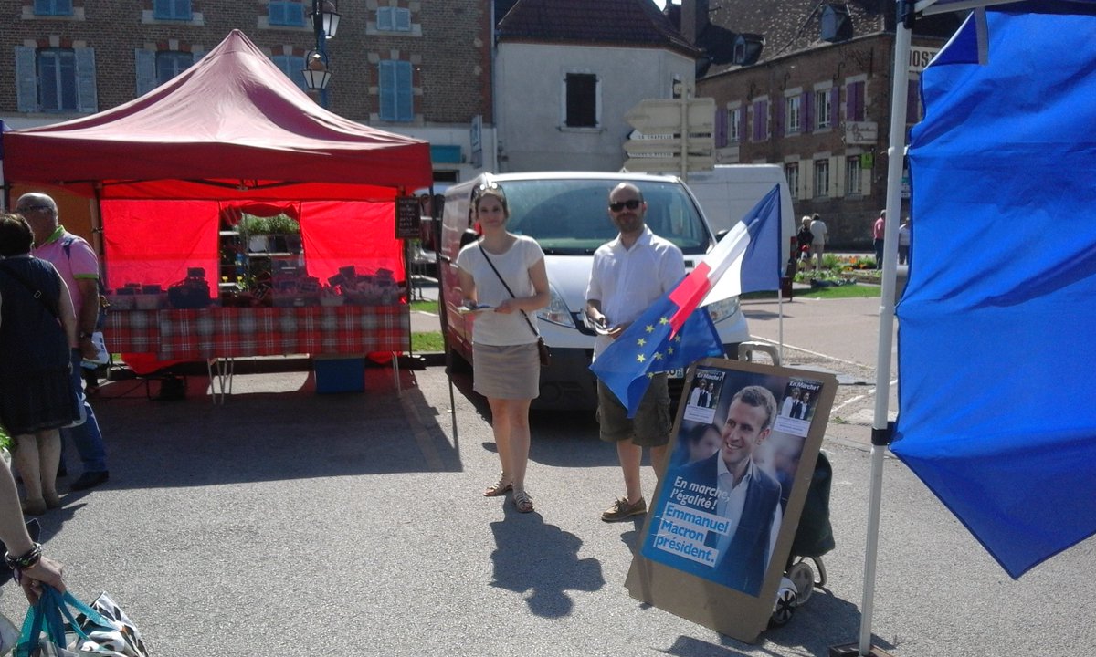 Rachelliuchen's tweet photo. Ce matin nous étions à St Germain du Bois. Même des anciens pro-Le Pen sont #EnMarche #LREM https://t.co/mok3RseHqA