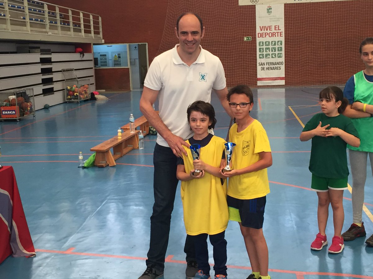 bmsanfer's tweet photo. Torneo fiestas balonmano San Fernando de henares!!🤾🏻‍♂️con la compañía de un gran jugador @jjhombrados. Gracias por tu colaboración https://t.co/PBW6r6ews3