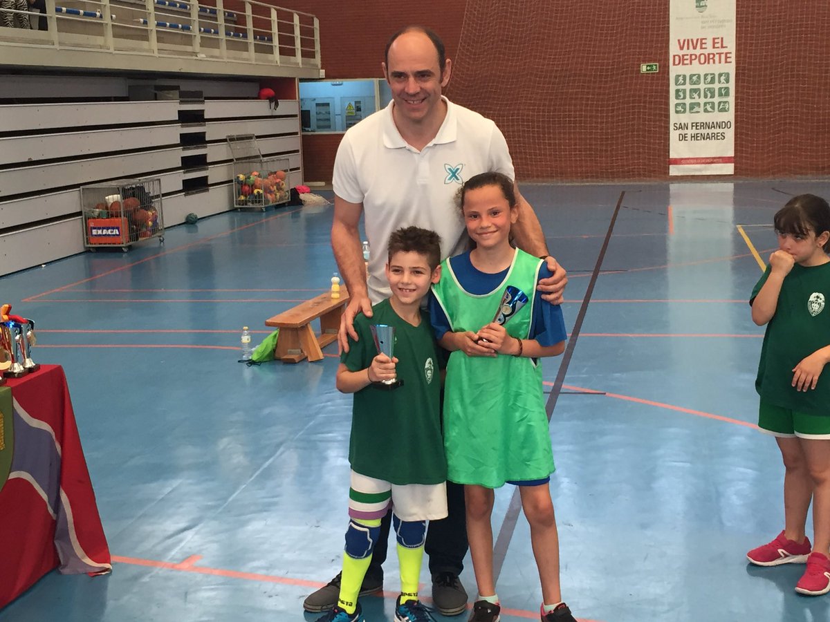 bmsanfer's tweet photo. Torneo fiestas balonmano San Fernando de henares!!🤾🏻‍♂️con la compañía de un gran jugador @jjhombrados. Gracias por tu colaboración https://t.co/PBW6r6ews3