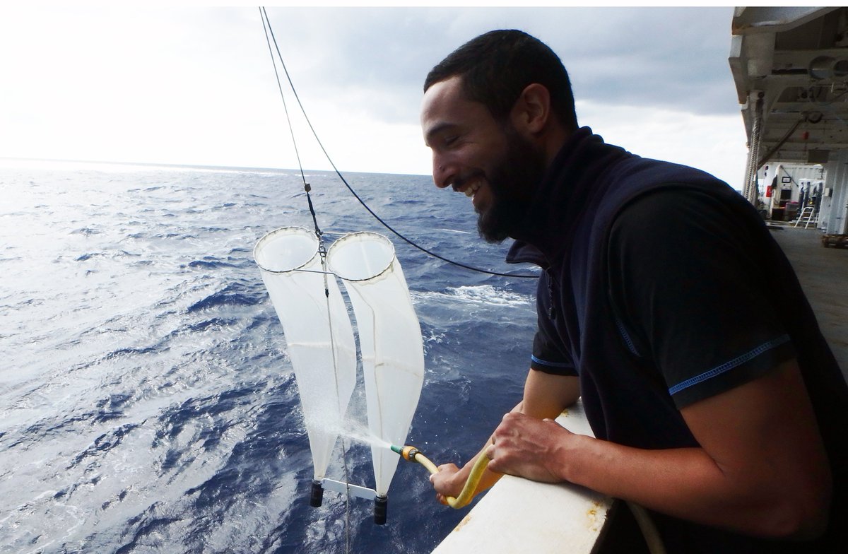 peacetimecruise's tweet image. Nagib from @MIOceanologie retrieving zooplankton samples. He also provides help for the CTD/rosette, the mooring and much more! #MultiTasks