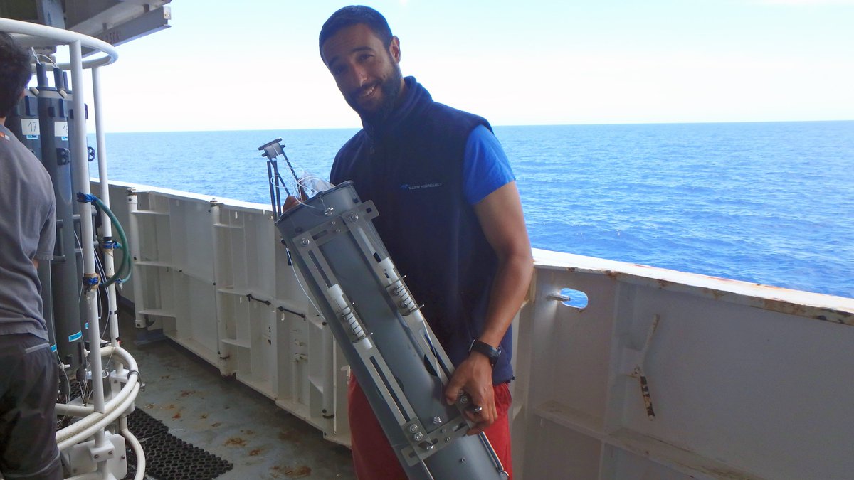 peacetimecruise's tweet image. Nagib from @MIOceanologie retrieving zooplankton samples. He also provides help for the CTD/rosette, the mooring and much more! #MultiTasks