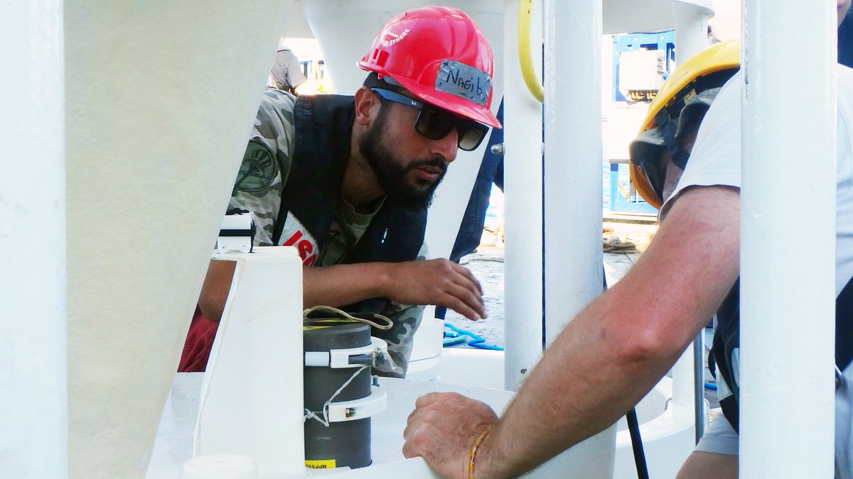 peacetimecruise's tweet image. Nagib from @MIOceanologie retrieving zooplankton samples. He also provides help for the CTD/rosette, the mooring and much more! #MultiTasks