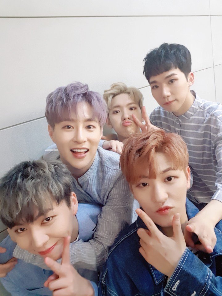 TOP_100PERCENT's tweet photo. [#백퍼센트] 오늘 멋진 무대, 행복한 시간 함께 할 수 있도록 만들어준 우리 퍼펙션!! 너무 사랑하고 고마워요!! 사랑합니다♡ https://t.co/HRHFpnC3kj