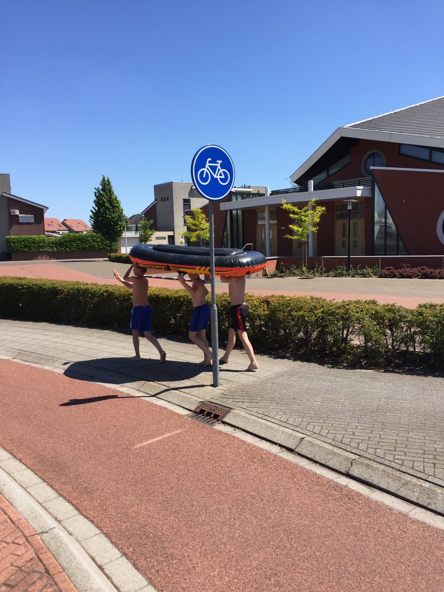 ExcelsiorJ13_4's tweet photo. Vandaag geen voetbal!! Dan kiezen we het ruime sop! #pieter #gijs #thijmen https://t.co/dTJvwraNmY