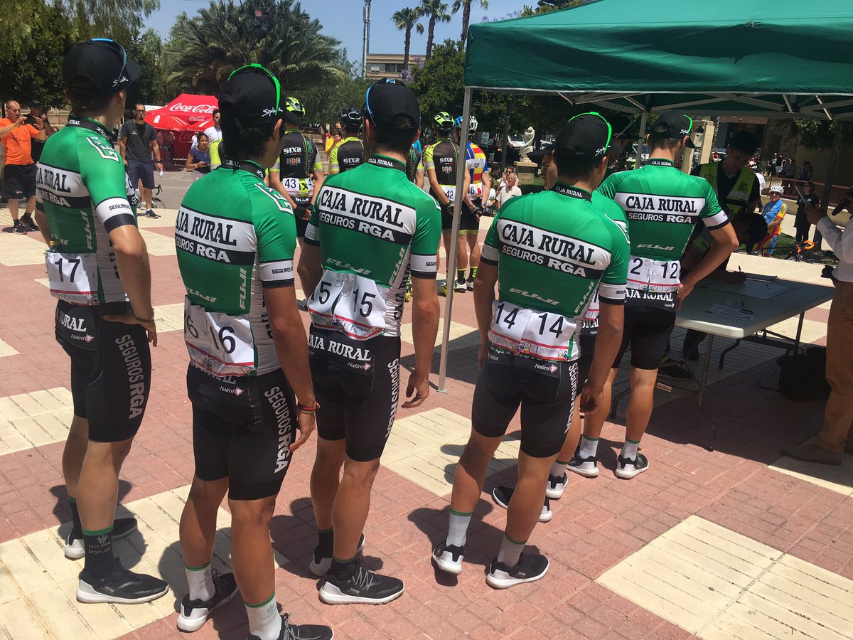 🖊📸¡Ya están los equipos pasando el control de firmas! 

#VueltaAlicante17