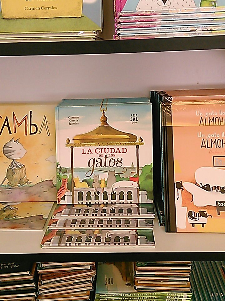 Carmen García Iglesias, autora de La ciudad de los gatos, firma hoy (sábado 27 de mayo), 18:00, en la caseta 354, Feria del Libro Madrid