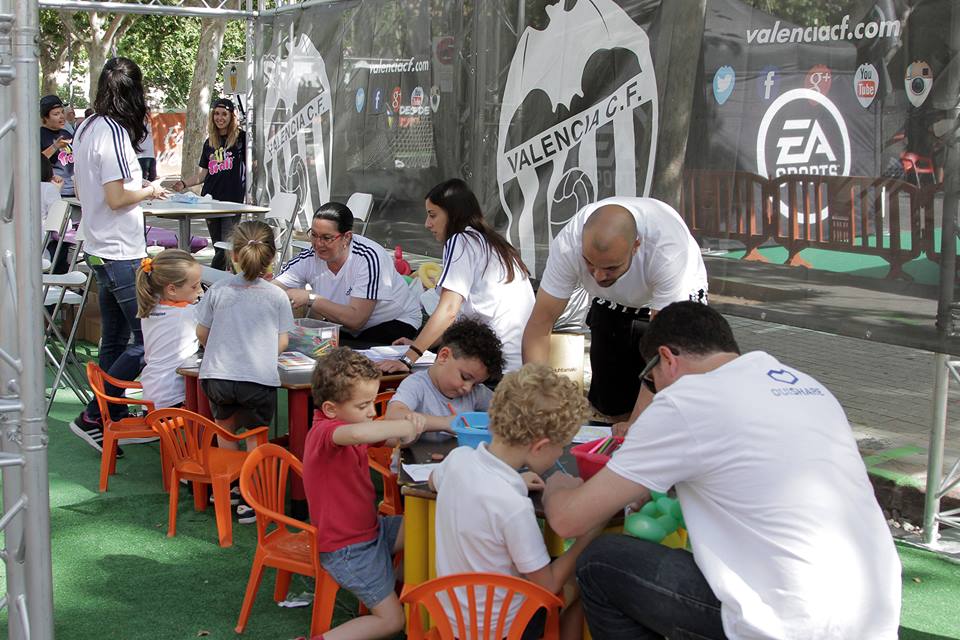 ¡Os esperamos en la Plaza Luis Casanova desde las 14h y para celebrar la fiesta valencianista a las 18h! Hoy más que nunca ¡AMUNT VALÉNCIA!