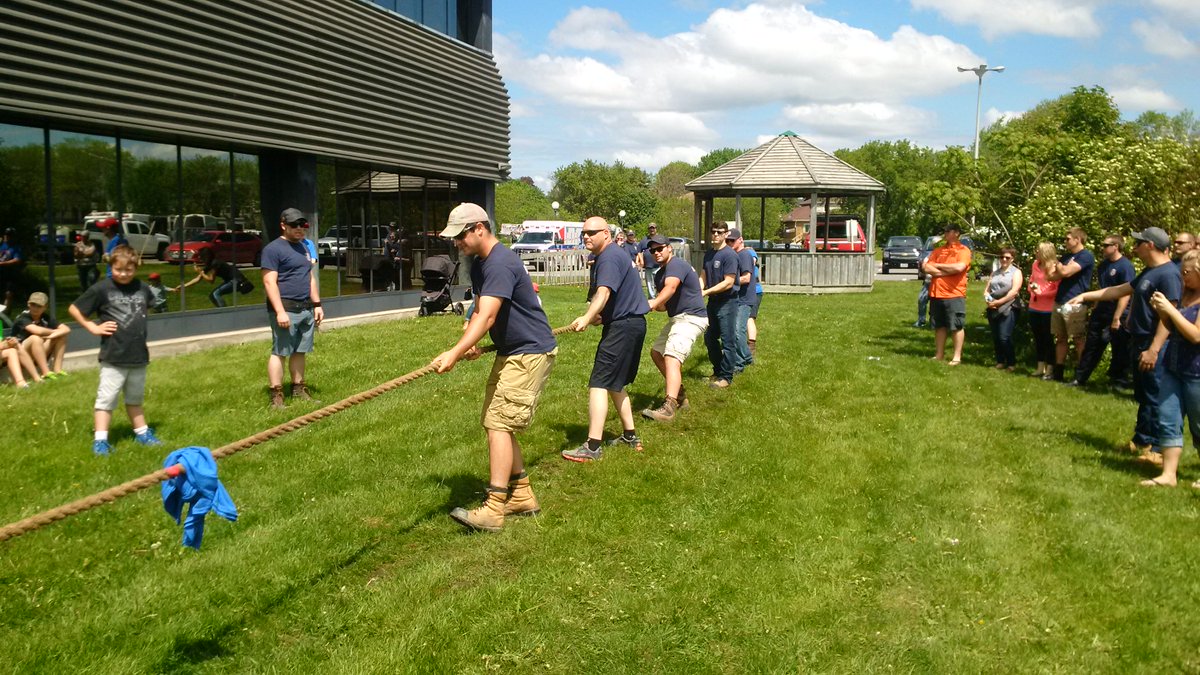 Here's @SouthGlenFire against RCMP/OPP in the tug of war. The police beat them. https://t.co/weS0e56WhU