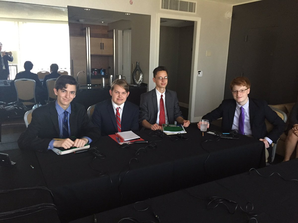 KMHS_AQB's tweet photo. Kellenberg A prepares for their first match of #HSNCT https://t.co/iSim6KZ2eB