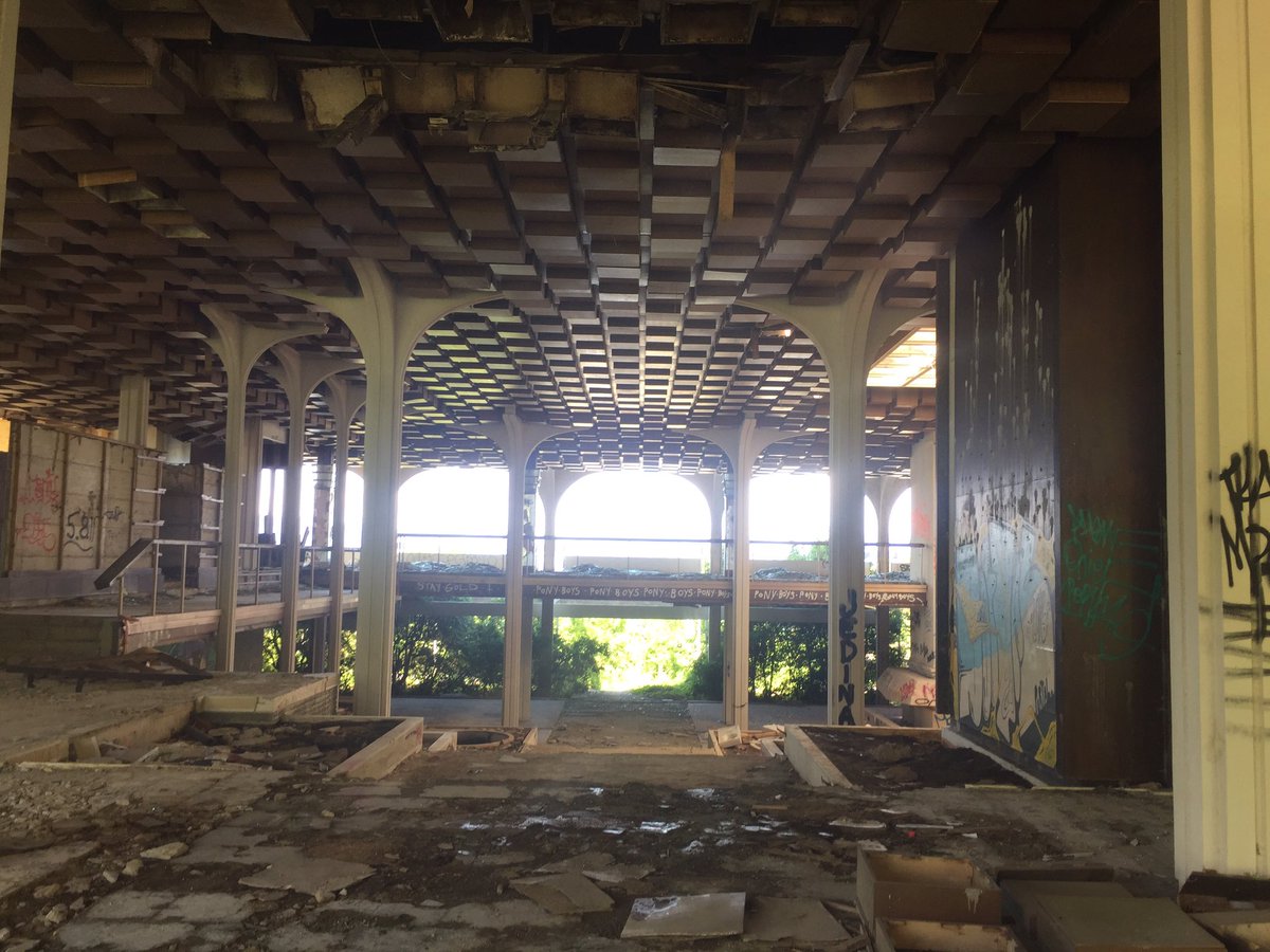 iamnightwave's tweet photo. this place is making my mind go wild, abandoned luxury hotel in Croatia, creepiest place I've been to https://t.co/aTsjA6lOHe