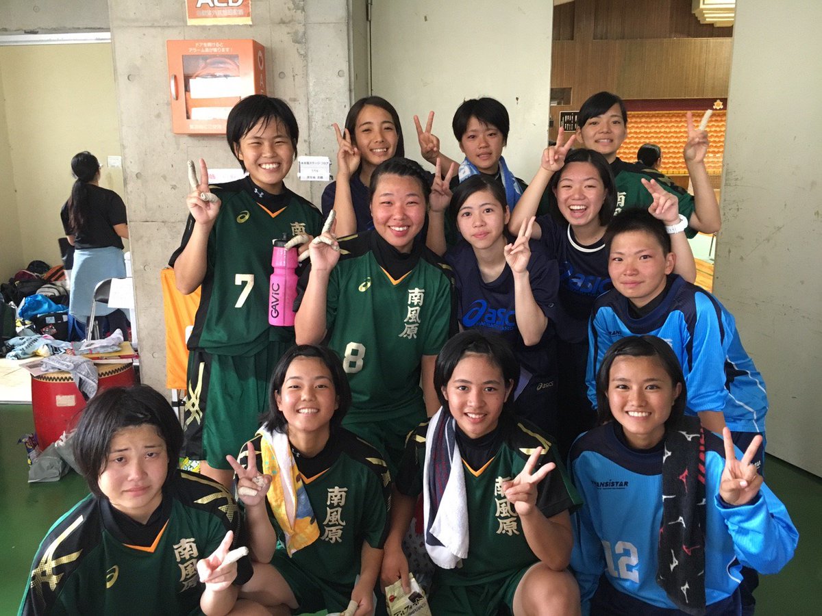 handball8g's tweet photo. 私のハンド人生に幕が降りた。
あの時ゆいがハンド部に誘ってくれたから今がある。ありがとう🙇
この最＆高な仲間達💗後輩達👧保先生👹に出会えて私は幸せです😆💕出会いに感謝🙏
先輩方も応援と差し入れありがとうございました！
りこもありがと😘頑張れ💪
那覇西も次も勝って優勝してください🎌 https://t.co/1ivQZS0S0X