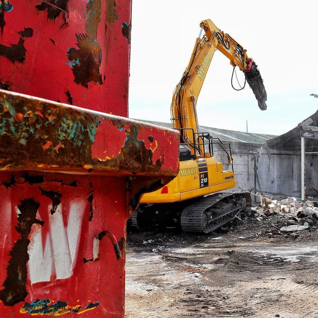 demolitionnews's tweet photo. #demolition #wrecking #demolish #construction #constructionequipment #excavator #digger #dismantling #deconstructi… https://t.co/kaNzMHb8Rt https://t.co/WZEw6u1oHN