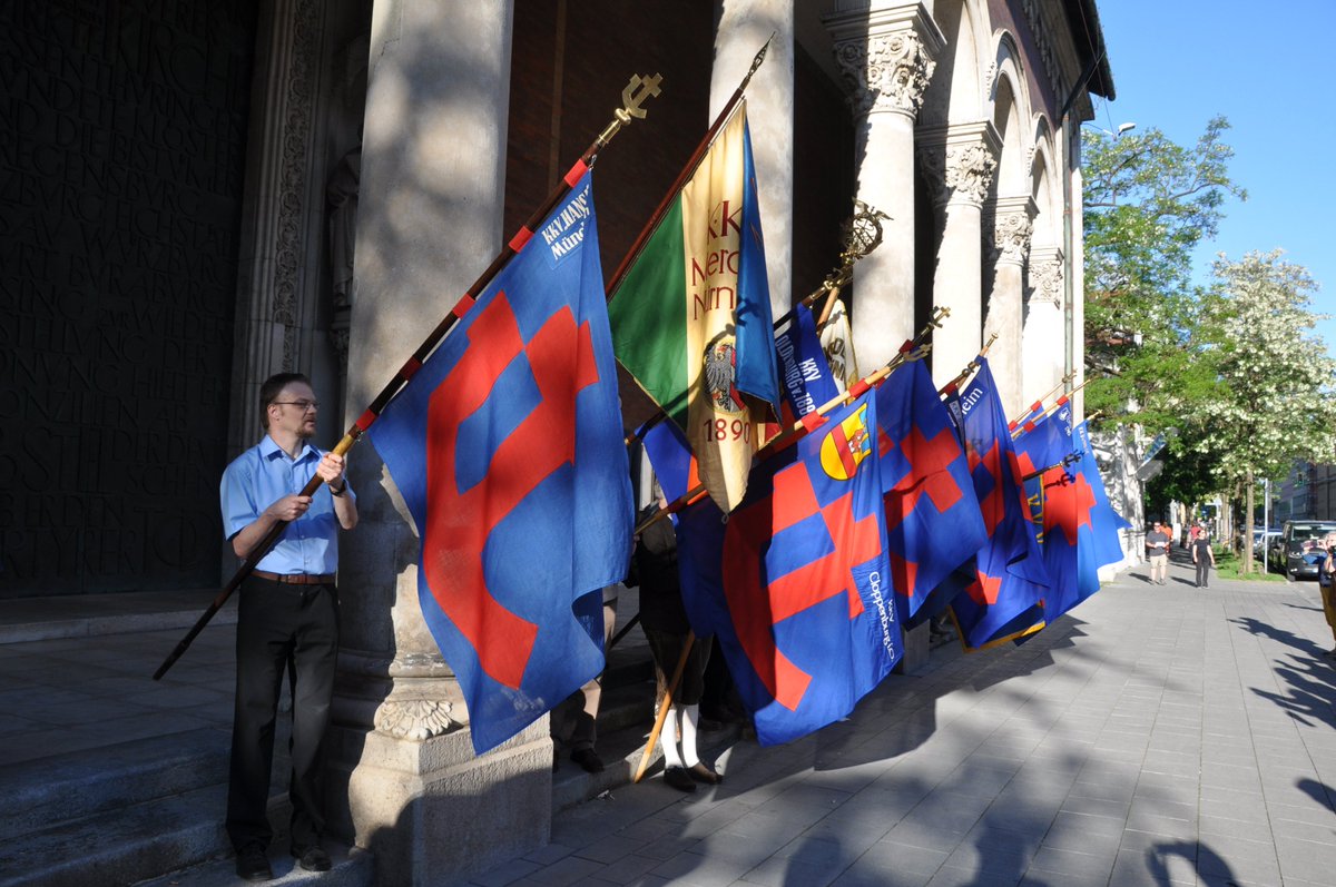 Kreuzschiff voraus: der KKV beim 89. Bundesverbandstag in #München, hier vor der Abtei-Kirche Sankt Bonifaz. <a href="/dok_bonn/">orden.de</a> <a href="/katholisch_de/">katholisch.de</a>
