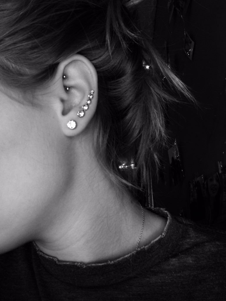 Earrings tweet media