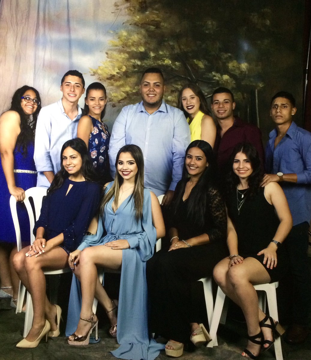 Arianarivefra's tweet photo. Traspaso de la Clase graduanda Xiadey a Zykions 2018🎓 Oficialmente SOMOS SENIORS💪🏼 #Presidenta2018 ❤️ https://t.co/sAJo7a2mVL