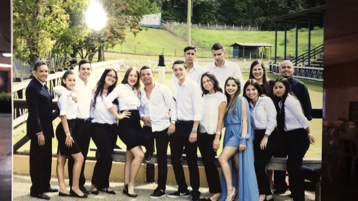 Arianarivefra's tweet photo. Traspaso de la Clase graduanda Xiadey a Zykions 2018🎓 Oficialmente SOMOS SENIORS💪🏼 #Presidenta2018 ❤️ https://t.co/sAJo7a2mVL