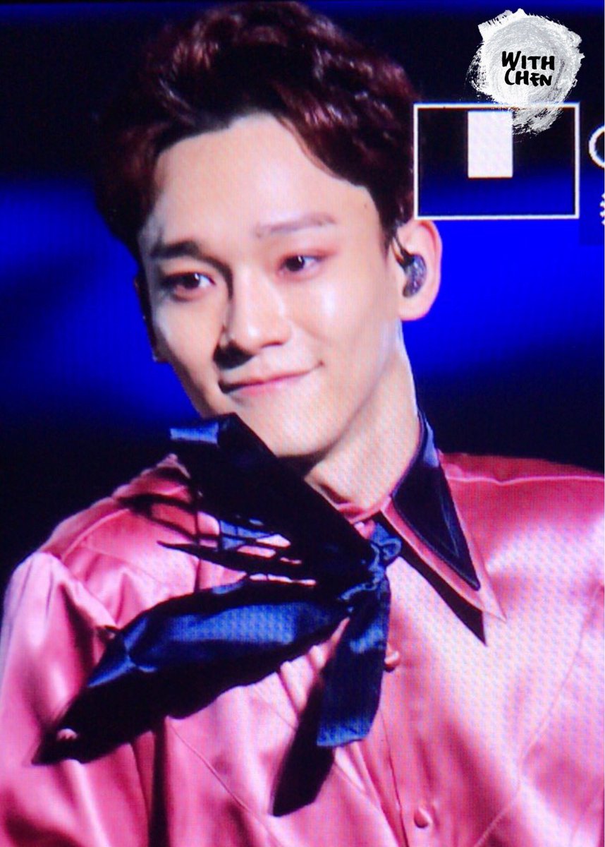 WITH_CHEN's tweet photo. 170527 한국콘서트 #종대 #CHEN 리본이 휘리릭~~~~~ https://t.co/F6FLxgSlHC