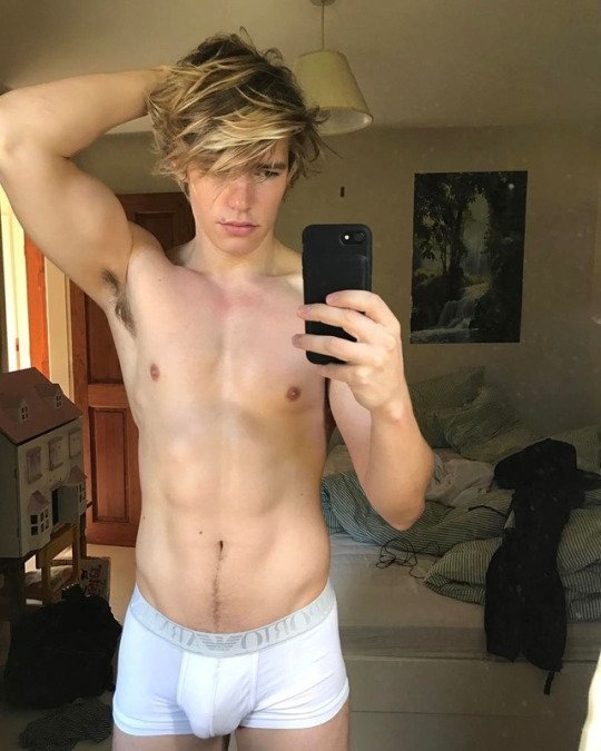 foxy1_fox's tweet photo. Omg he is fit as fuck https://t.co/kHP290bcWv