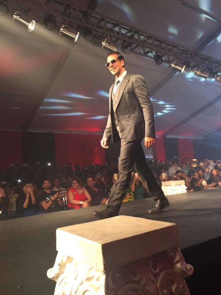 AKFansGroup's tweet photo. PIC : "AWESOMENESS RE-DEFINED"- @akshaykumar sir at #ILSW Event in Bangalore Recently !!
WE WANT TEPK TEASER https://t.co/nkbmkBNHkn