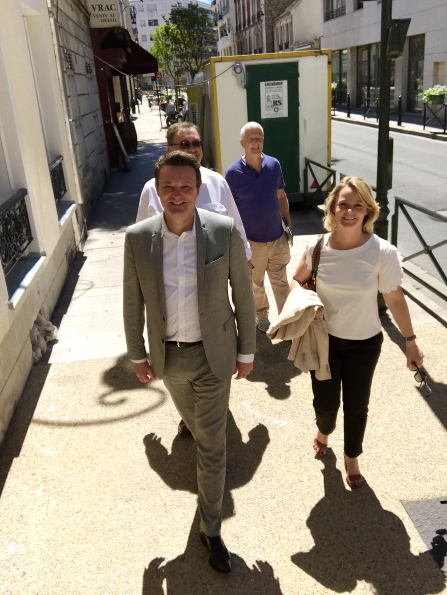 JeandeRB's tweet photo. #Legislatives2017 #circo9206 Nathalie @Etzenbach et Christophe @HautbourgC en campagne dans les rues de #Puteaux ! https://t.co/4LOvzGwVmQ