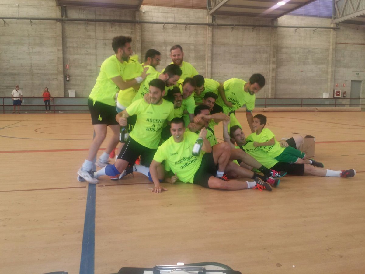 _SoloQuedaVOX's tweet photo. Final en #PlayOutAscenso
@LasPistasFC 3-0 @MarpenTorrefis https://t.co/ipb9R1frng