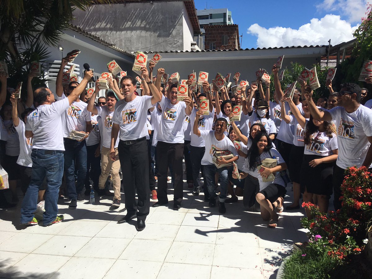 pastorotimar's tweet photo. A linda família #MORAIS do @MHelearte está junta no #IMPACTO10 em Casa Caiada área nobre de #OLINDA-PE! 

#impactoesperançaAPE👉☝️️ https://t.co/RhC0o8dnmB