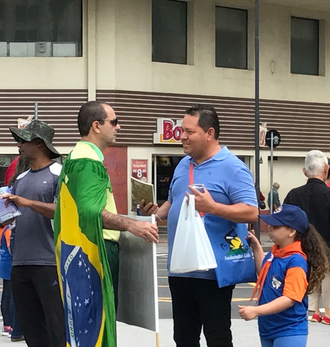 VIVO: Edgar entrega o livro para um homem que andava com a bandeira do Brasil em Campinas, SP. Acompanhe: adv.st/impactoreal