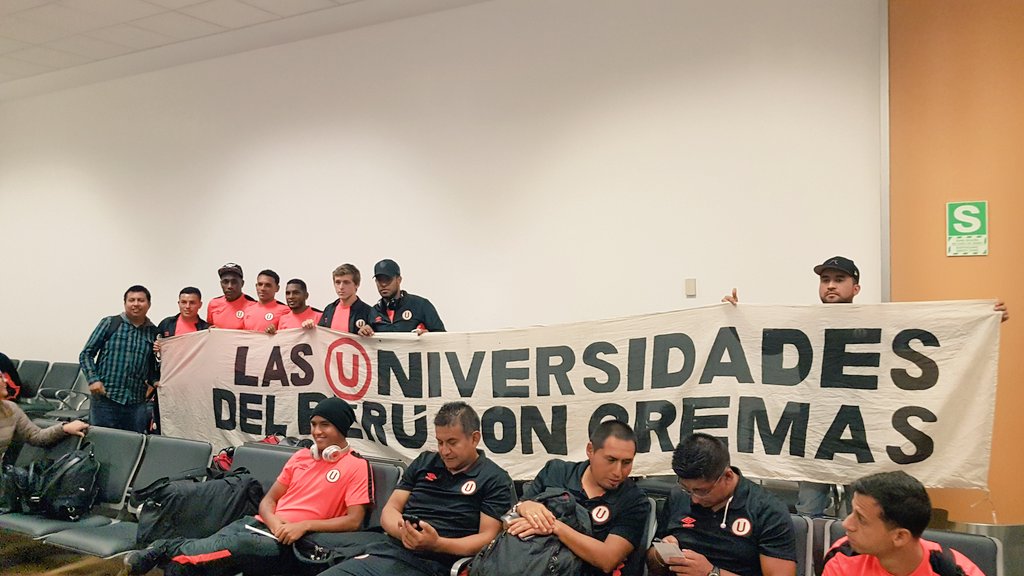 Universitario's tweet photo. La Comunidad de Universidades del Perú apoyando al primer equipo en su viaje a Tarapoto. ¡Gracias por tanta pasión! https://t.co/RAlUIB3a0U