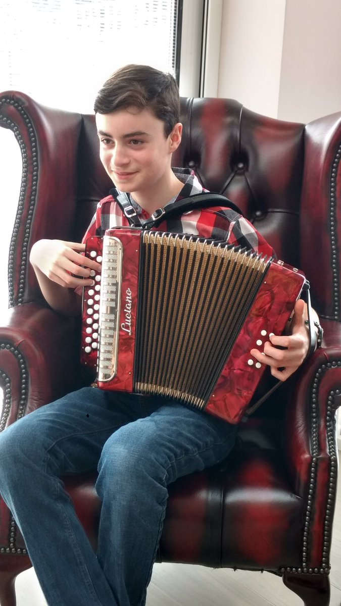 between2streams's tweet image. Rehearsing for #barkingfolkfestival; Elye is matching both his melodeon and the chair today! Look at that colour coordination! @Summeroffest