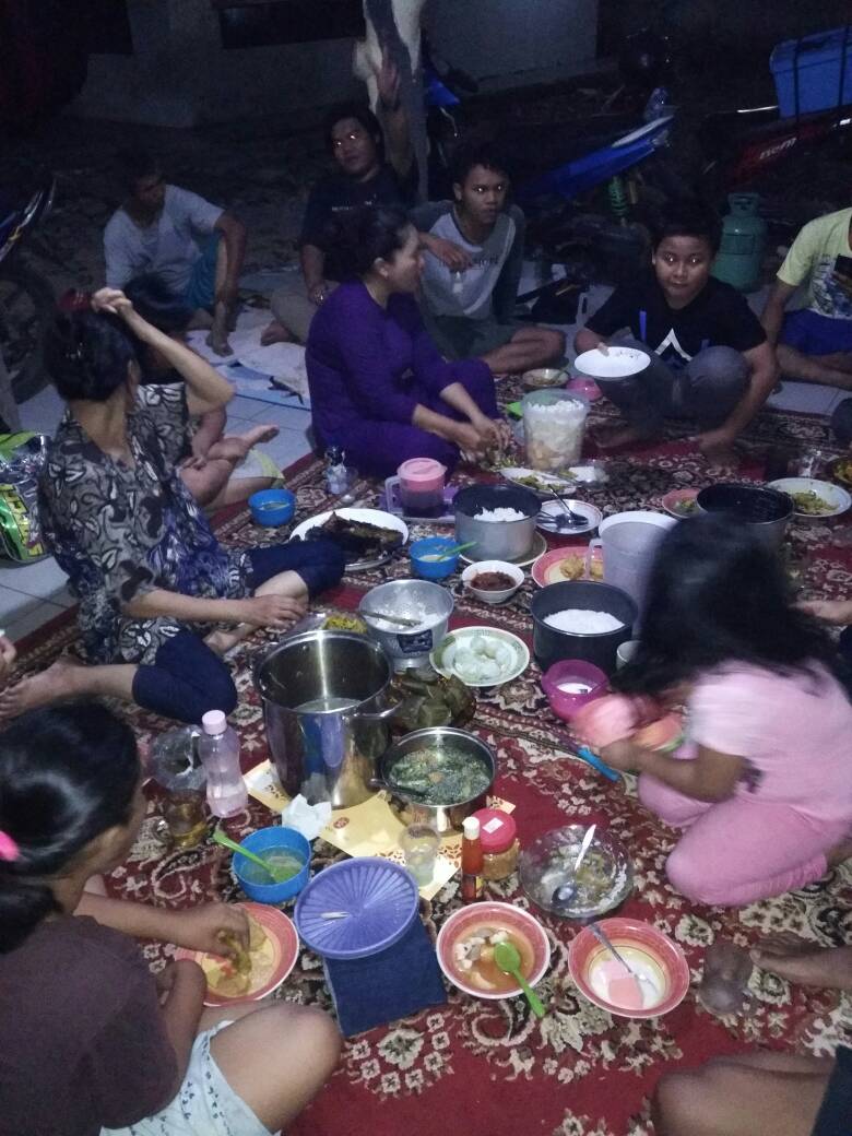 revaliani10's tweet photo. " bukber pertama pada kumpul smua..smoga tambah berkah " aamiinn https://t.co/phkjpDa6eX