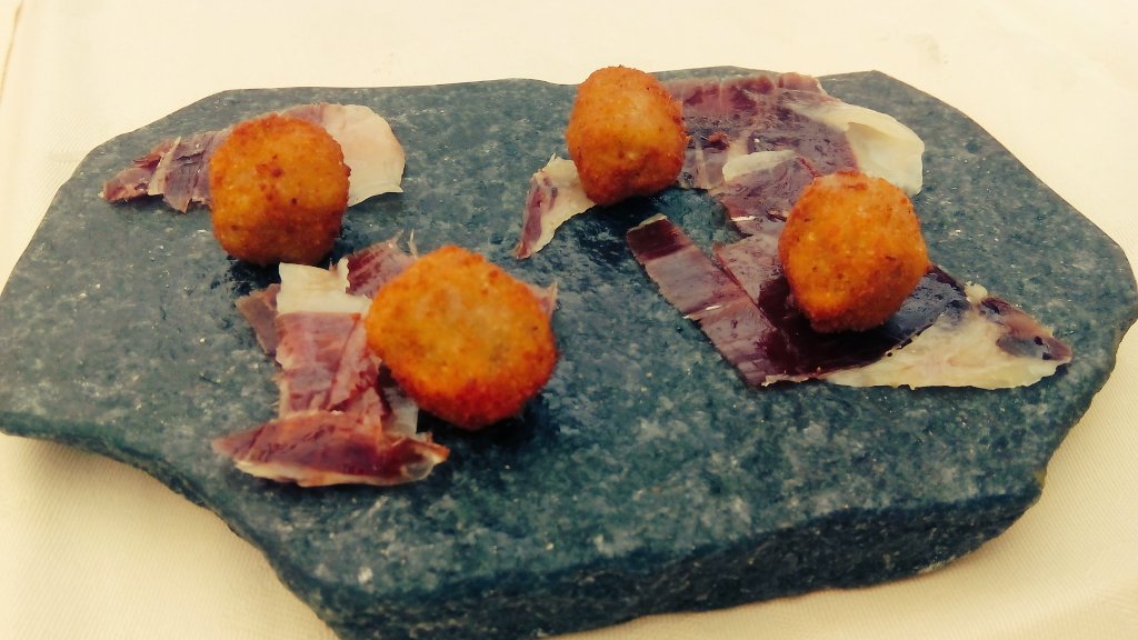 Algg3's tweet photo. #AsaLove que bien nos tratan y que buenas las #Croquetas liquidas azules y las clΓ‘sicas. El mojito helado xa repetir @AsadordeAngel https://t.co/0s1Bl4vQA5