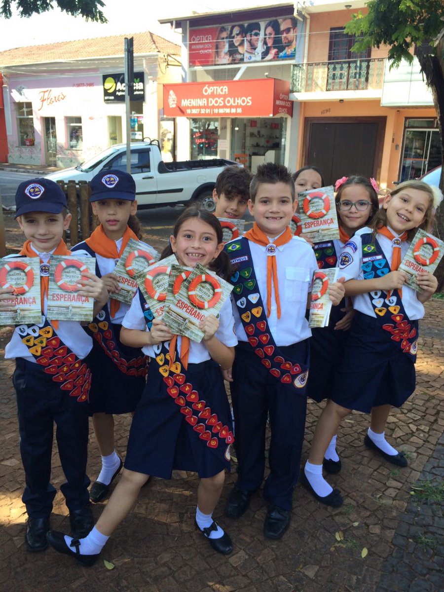 VIVO: Crianças do Clube de Aventureiros também estão bem animados para entregar livros Acompanhe: adv.st/impactoreal #impactoesperanca