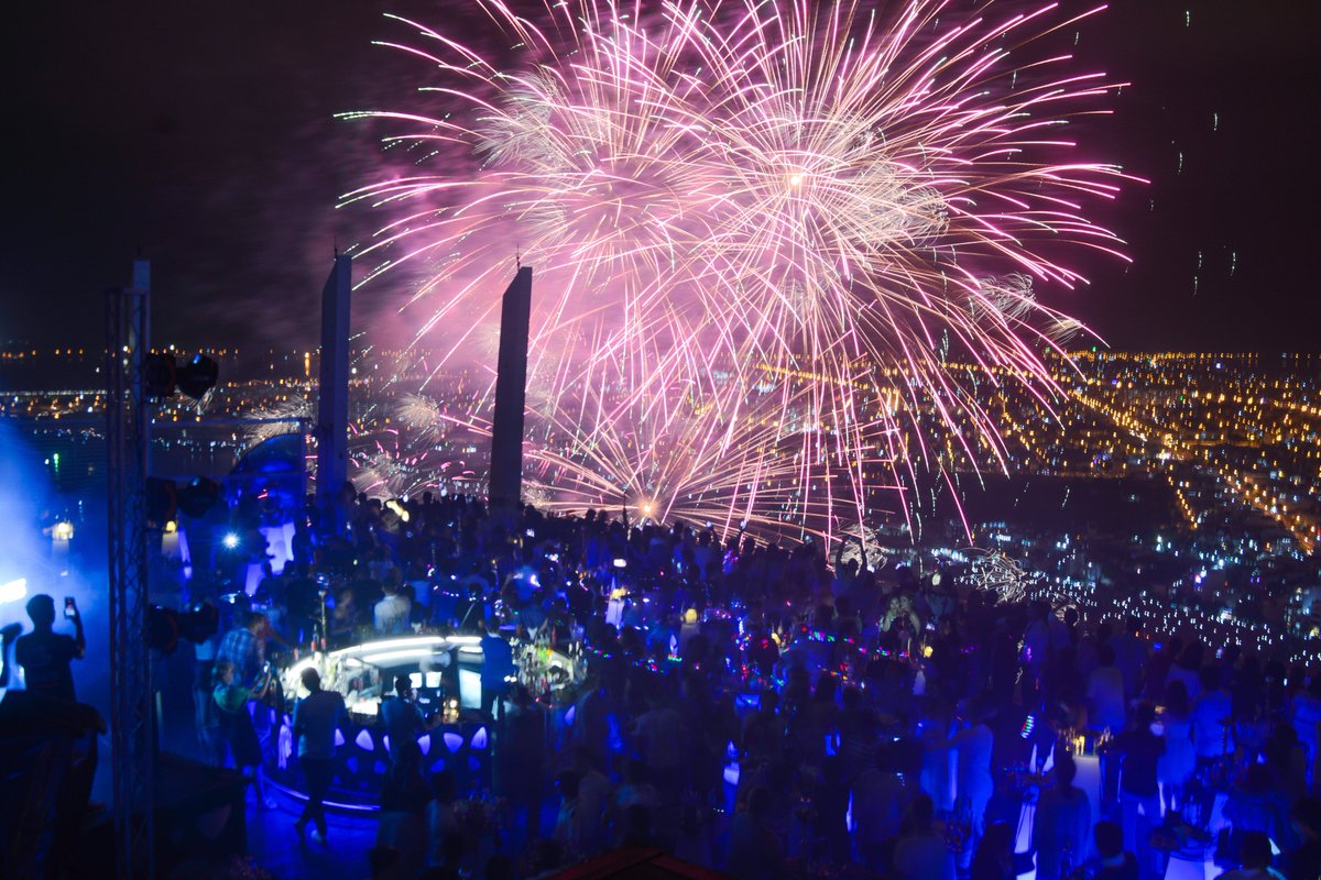 khoise7en's tweet photo. “Chộp” pháo hoa từ các nóc nhà Đà Nẵng https://t.co/RgJTAMrqBo #fireworks #danang #diff2017 #rooftop #festival #sky36 #hangout #relax https://t.co/EZWC4i6Ejj