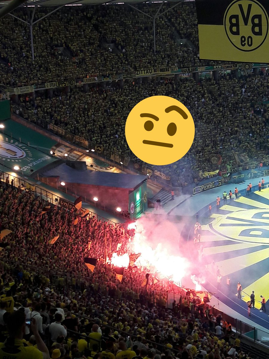 PolizeiBerlin_E's tweet photo. Was hat das mit Sport zu tun? @BVB Das können keine Fans sein. 
#SGEBVB https://t.co/1CSwGh2dBS