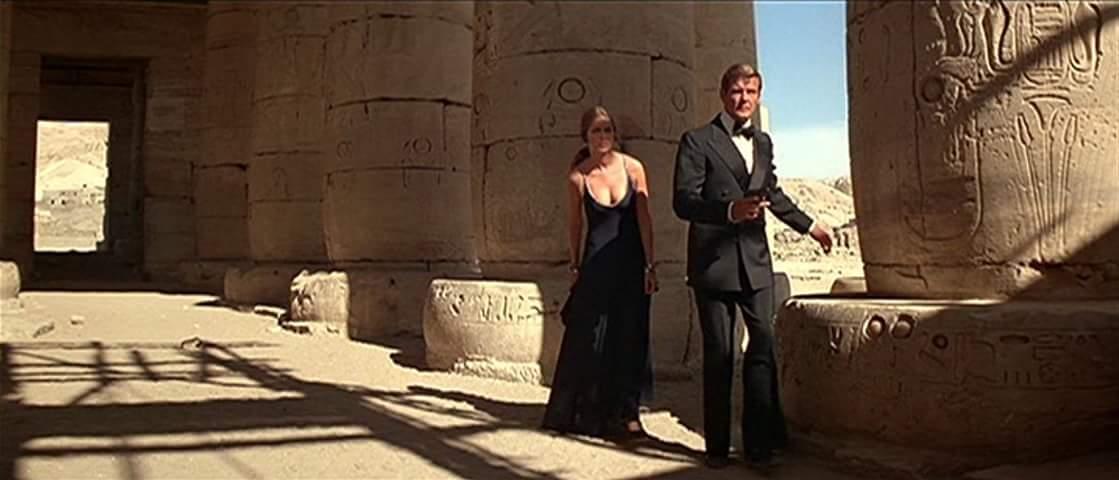 Egypteinsolite's tweet photo. #Roger_Moore dans le #trmple_de_karnak #voyage https://t.co/Mp6JiSTtWI