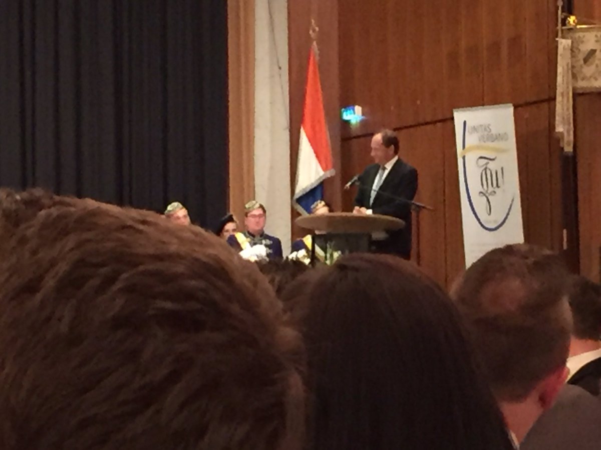 LuekenChristian's tweet photo. @Lambsdorff bei der 140 #GVBonn der Unitas! https://t.co/YcQPYjQD22