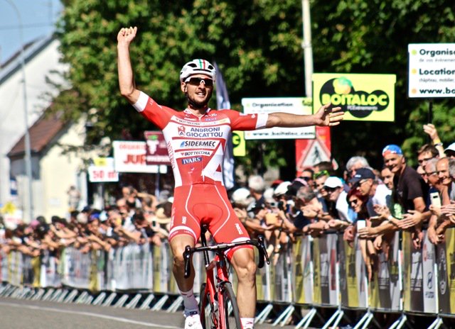 Super @AndroniGiocatto al #TourduJura: 1° Mattia <a href="/FrapportiMattia/">Frapporti Mattia</a> e 3° <a href="/MasnadaFausto/">Fausto</a> 
goo.gl/VrpCzL