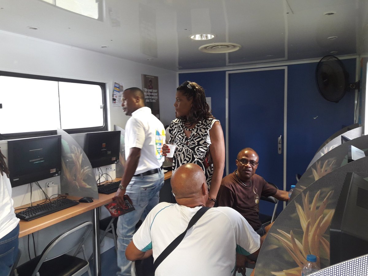 FestivalEritaj's tweet photo. Le #Ciberbus du @CRGuadeloupe est au rendez-vous du #FestivalÉritaj. Avec le @ComiteMarche98, profitez-en pour faire de la généalogie. https://t.co/XFzAscay6i