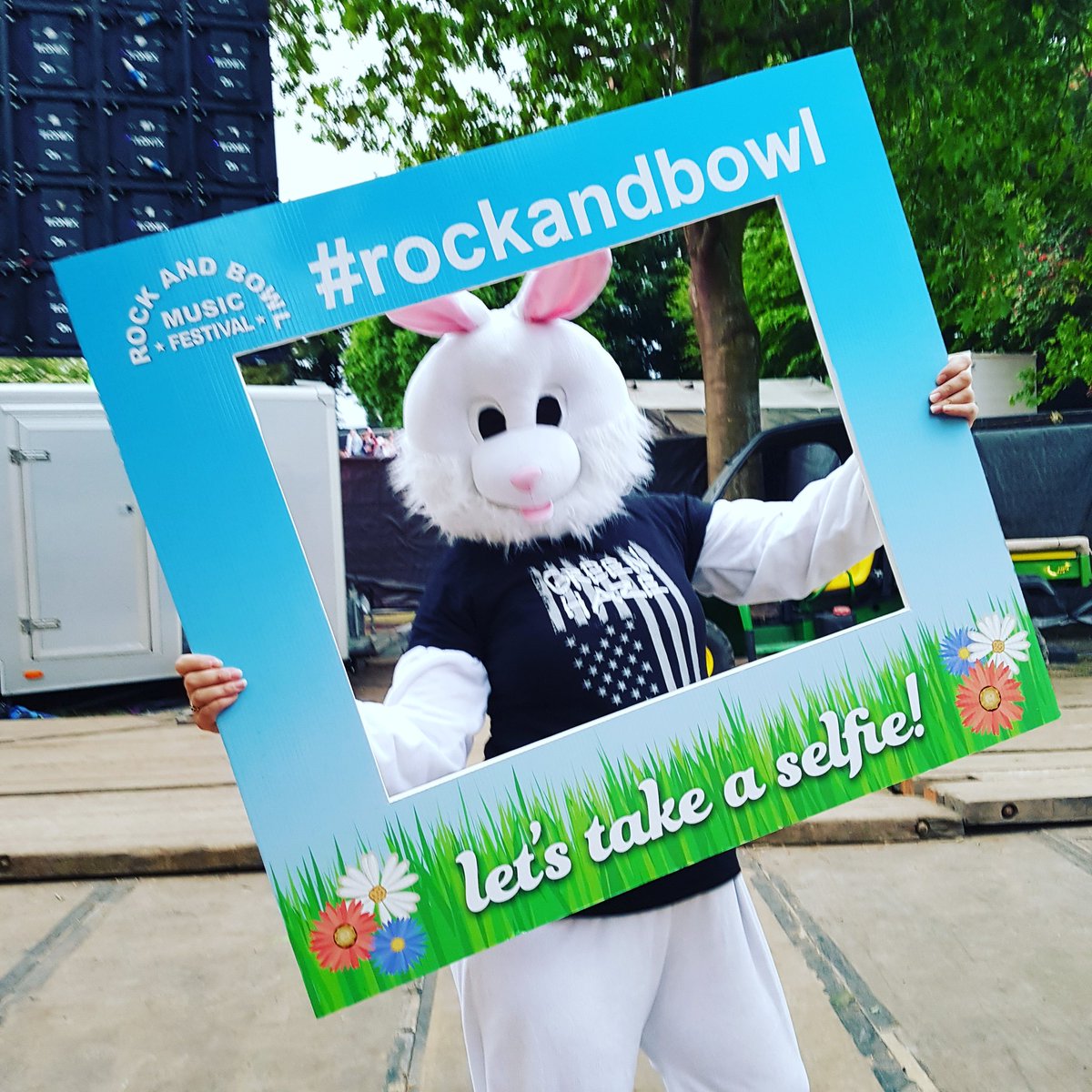 rockandbowlfest's tweet photo. Green Haze mascot living our selfie board! #rockandbowlfest #marketdrayton #smallfestivals #ukfestivals #greenhaze https://t.co/dPOf6jK3I2
