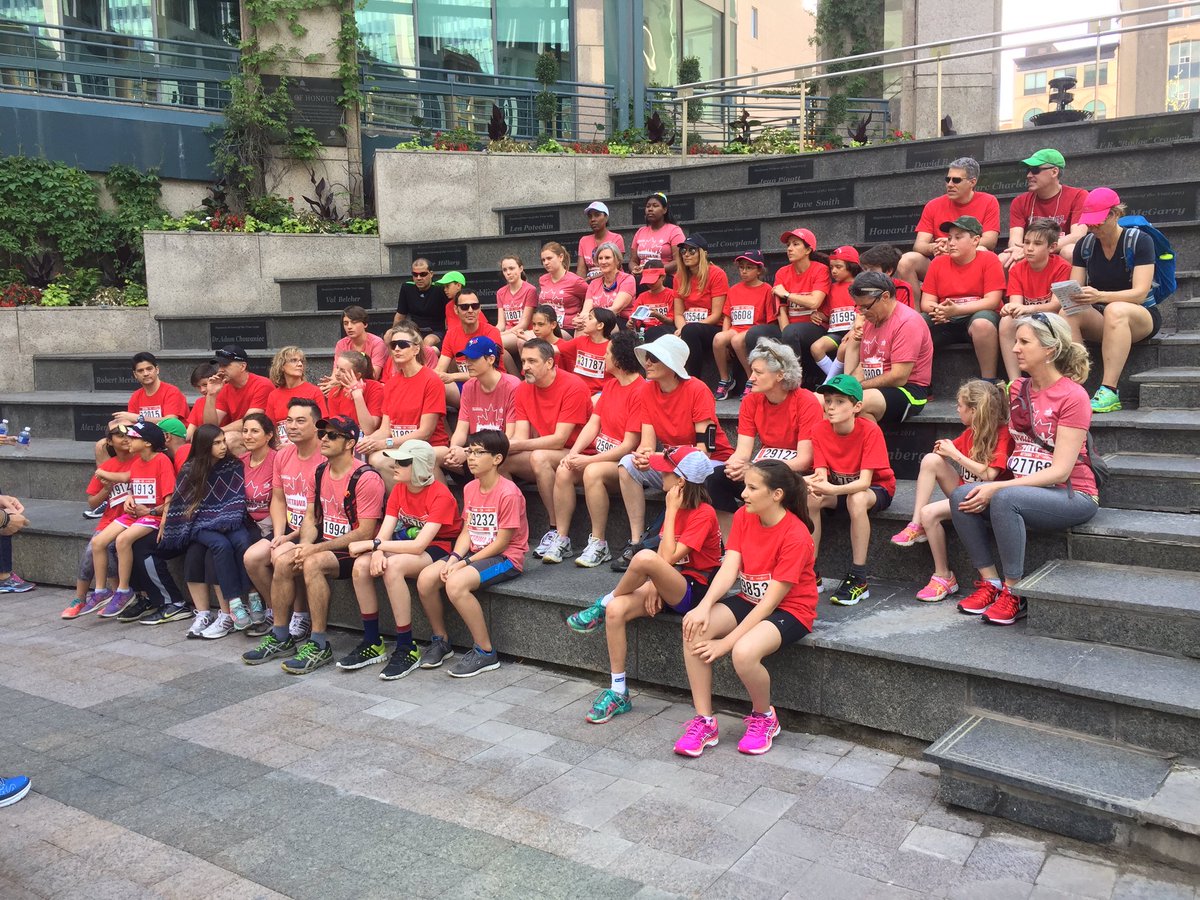 Cm2bClaudel's tweet photo. Dernières consignes, en route pour le départ #Ottawa5K @cm2_rouge @cm2_vert @lyceeclaudel @aefeinfo #RunOttawa2017 #Canada150 https://t.co/77xod0rAvX