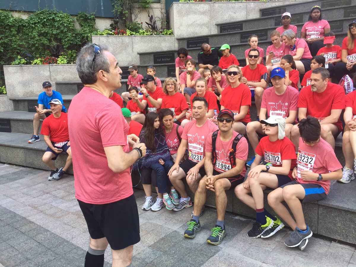 Cm2bClaudel's tweet photo. Dernières consignes, en route pour le départ #Ottawa5K @cm2_rouge @cm2_vert @lyceeclaudel @aefeinfo #RunOttawa2017 #Canada150 https://t.co/77xod0rAvX