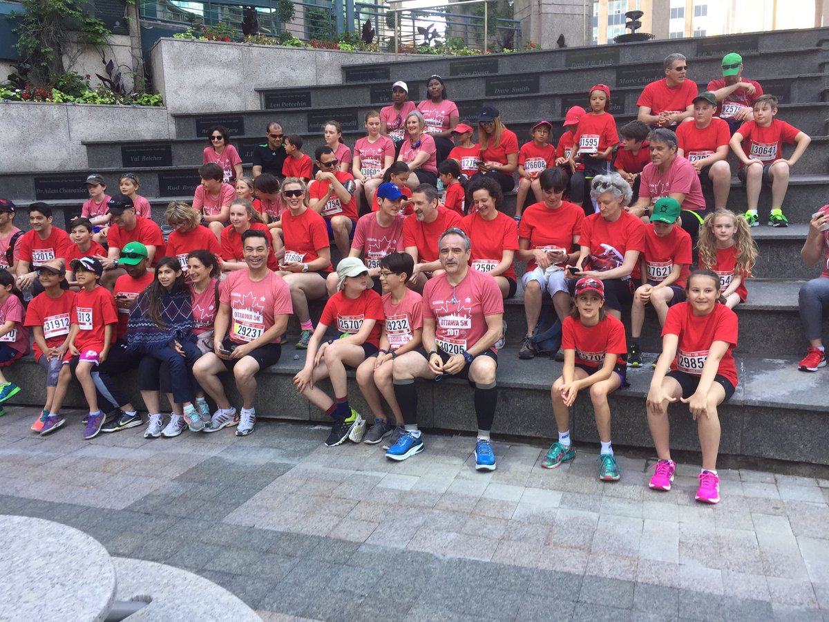 Cm2bClaudel's tweet photo. Dernières consignes, en route pour le départ #Ottawa5K @cm2_rouge @cm2_vert @lyceeclaudel @aefeinfo #RunOttawa2017 #Canada150 https://t.co/77xod0rAvX